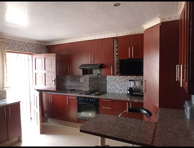 4 BEDROOM HOUSE FOR SALE IN LAKESIDE